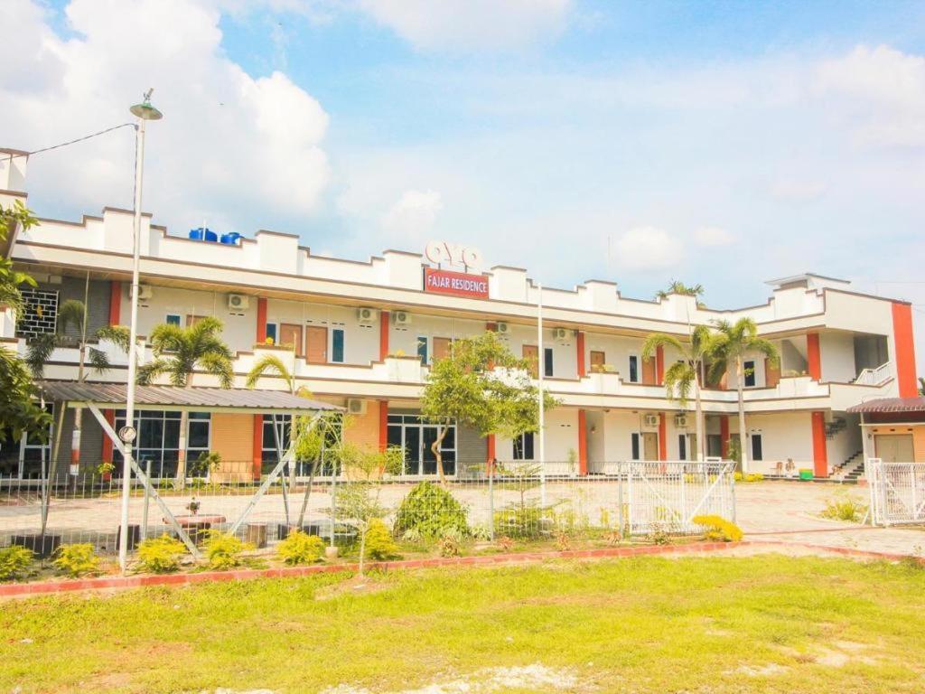 Oyo 1653 Fajar Residence Pekanbaru Bagian luar foto