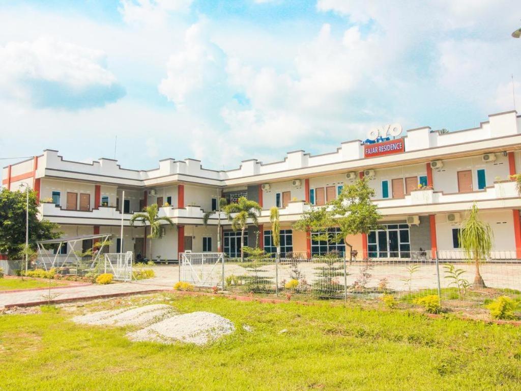 Oyo 1653 Fajar Residence Pekanbaru Bagian luar foto